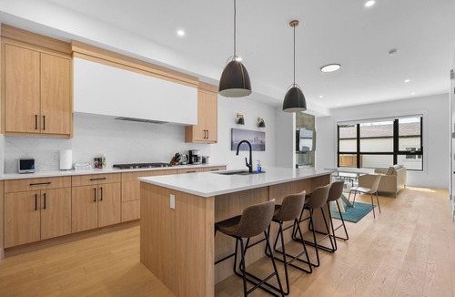 Banff Trail House | Modern Spacious Home Near University, Stadium & Hospital + A/C