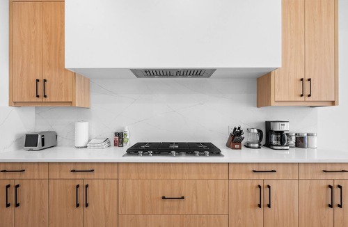 Banff Trail House | Modern Spacious Home Near University, Stadium & Hospital + A/C