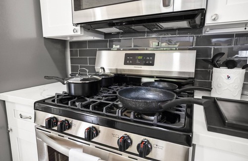 Panther Creek House | Modern Stay Centrally Located in The Woodlands