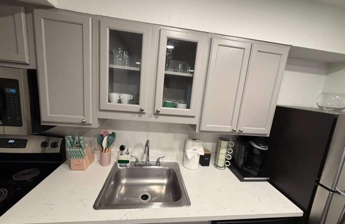 Braeswood Place Apartment | Modern Studio Apartment Pool & Gym Access Ideal for Relaxing Stays in Houston