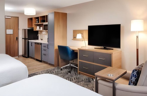 Macomb Hotel | Modern Studio for Extended Stays in Sterling Heights - Near Macomb Center