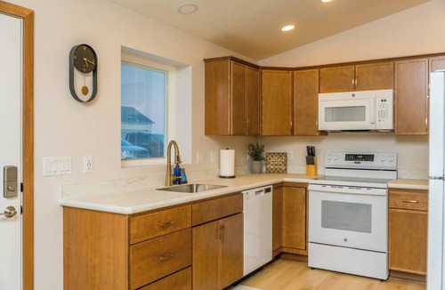 Homerville House | Modern Studio with BBQ Grill and Patio