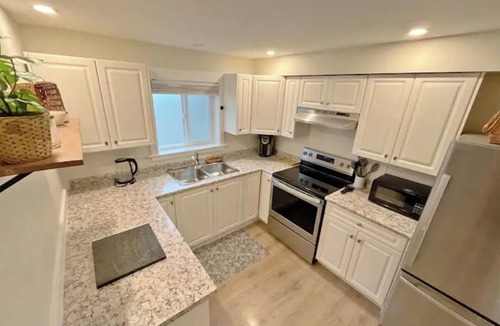 Duncan Apartment | Modern studio with soft tub -Ratcliffe Guest Suite