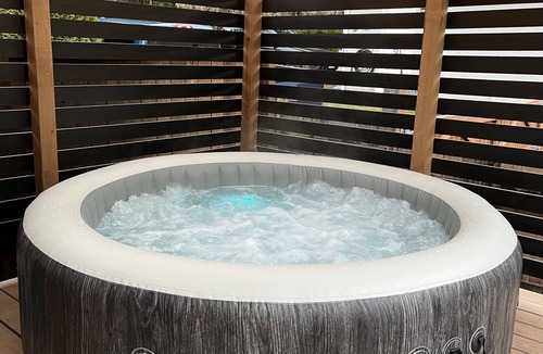 Duncan Apartment | Modern studio with soft tub -Ratcliffe Guest Suite