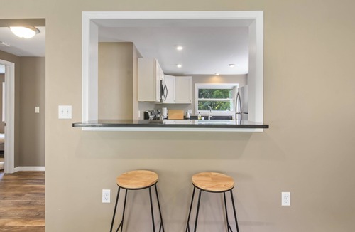 Port Crane Apartment | Modern Suite | Near BU, Hospitals & Downtown | NY