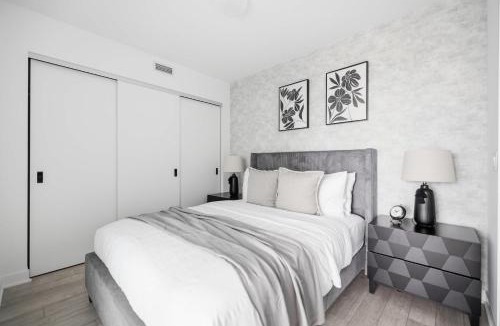 The Queensway Apartment | Modern Suite Panoramic Views Parking