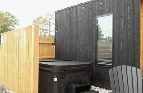 Milroy Cabin | Modern Tiny Home 32 w/Hot Tub!