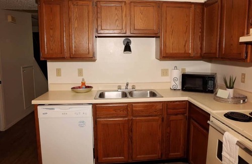 Medicine Lodge House | ModernBoho- 2min drive to Gyp Hills scenic drive.