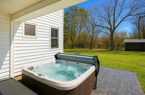 Medina House | Modernized Historical Home in Downtown Medina with Hot Tub