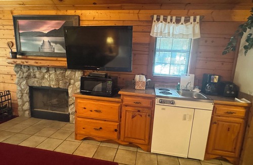 Afton Cabin | Morning Star ROMANTIC Log Cabin in the woods. Hot Tub & Wood Burning Fire Place.