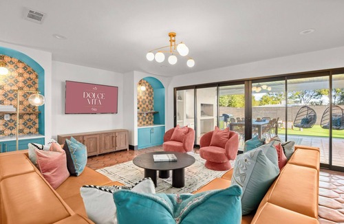 Riverside House | Most EPIC Austin Experience! Sleeps 14 + heated Pool + Spa + Cabanas + Speakeasy