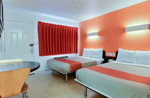 Bay Area Hotel | Motel 6 Corpus Christi, TX - East - North Padre Island