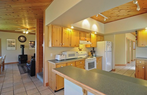 Courtenay Ski Chalet | Mount Washington Guesthouse