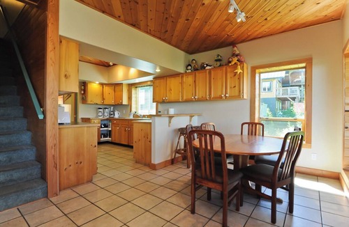 Courtenay Ski Chalet | Mount Washington Guesthouse