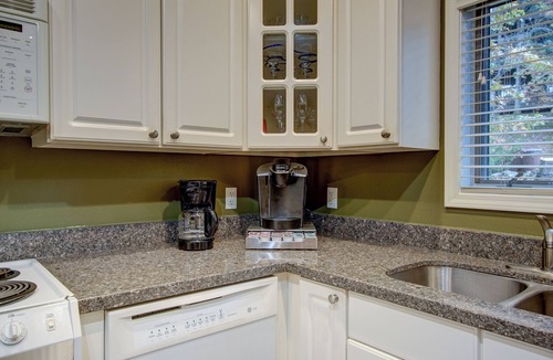 Mount Ida Condo | Mountain Harbor Resort Condo 2Bed 2Bath. Large Screen Deck. 2 Min. walk to Pool