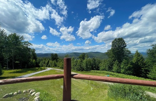 Corinth Cabin | Mountain top, dream log cabin! 100+ acres! 20 min to lake George & Saratoga!