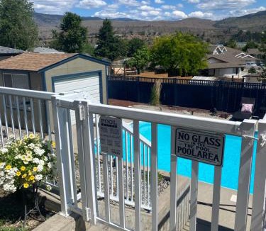 Oliver Bed & Breakfast | Mountain View Villa with Saltwater Pool