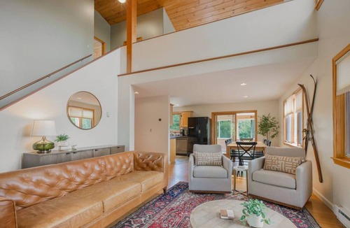 Jefferson House | Mountain Views, Hot Tub near Hiking, Ski & Santa`s Village