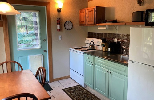 Stone Haven Cabin | Mountain Vista: a cozy cabin near Acadia National Park