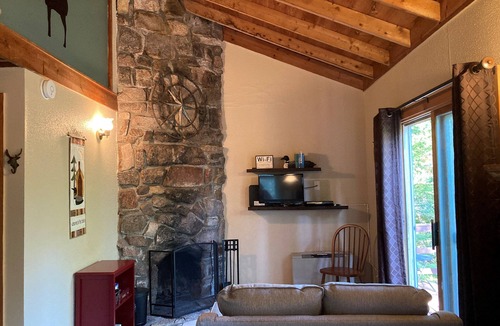 Stone Haven Cabin | Mountain Vista: a cozy cabin near Acadia National Park