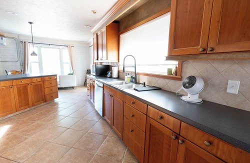 Bouvet Island House | Mountains, city, boutique shopping and a hot tub all in one!