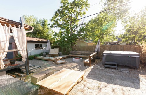 Bouvet Island House | Mountains, city, boutique shopping and a hot tub all in one!