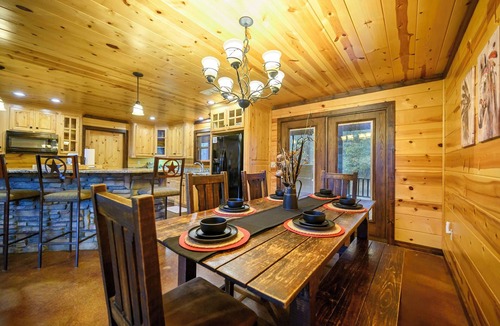 Hochatown Cabin | Multisport court + Theater + Pool Table + 4 King Beds + Privacy & Prime Location