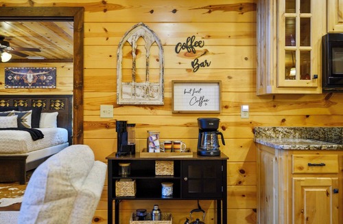 Hochatown Cabin | Multisport court + Theater + Pool Table + 4 King Beds + Privacy & Prime Location