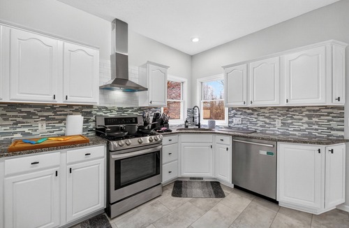Chesterland House | -MUST SEE- Spacious Chesterland Colonial