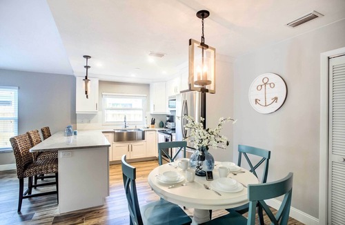 Naples Park House | Naples Home w/Lanai & Pool Near Vanderbilt Beach!