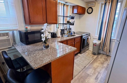 Munhall Apartment | Natvy Alpha Suite - 3 Bedroom