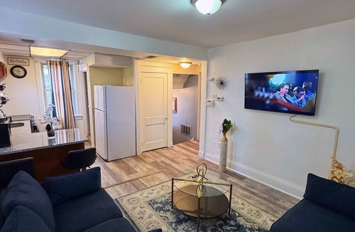 Munhall Apartment | Natvy Alpha Suite - 3 Bedroom
