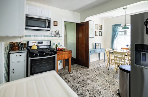 Cleveland House | Near Cleveland King Bed Soaking Tub Hulu Fast WiFi Remote Work Ready