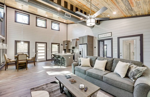 Hochatown Cabin | Near New Casino: Broken Bow Cabin w/Hot Tub