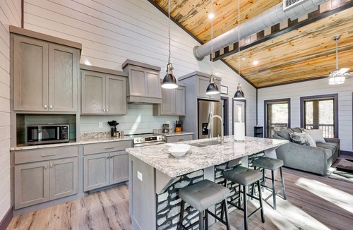 Hochatown Cabin | Near New Casino: Broken Bow Cabin w/Hot Tub