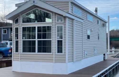 Bridgewater Cottage | Near Pittsburgh on Beaver River Waterfront - Glamping in Cozy Floating Cottage