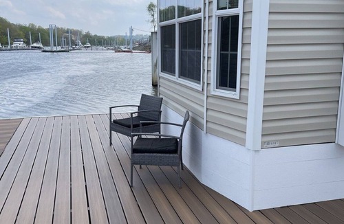 Bridgewater Cottage | Near Pittsburgh on Beaver River Waterfront - Glamping in Cozy Floating Cottage