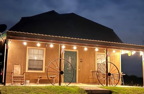 Hennepin House | Near Turner Falls, Arbuckle Lake, Chickasaw National Park, & CrossBar Ranch.