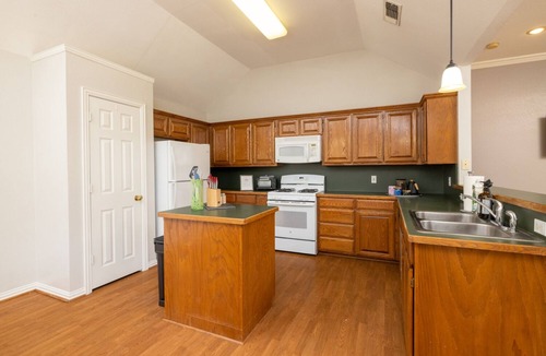 Denton House | Near UNT + Downtown Denton - Full Fenced Backyard