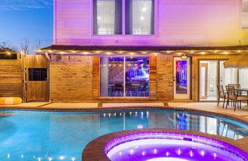Lake Highlands Villa | [NEW] 6BR Pool Villa | Sauna | Game Room | Theater