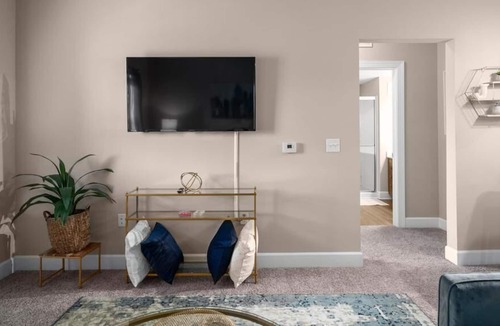 Polaris Apartment | NEW!! Blue Reflective! *Seconds from Polaris Pkwy