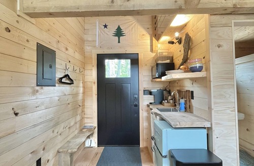 Stockton Springs Cabin | NEW BUILD Hemlock Cabin - Sauna & Walk to Sandy Point Beach