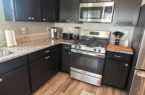 Lackawanna House | New, central spacious stadium townhome in West Seneca. Fully furnished, WiFi, AC