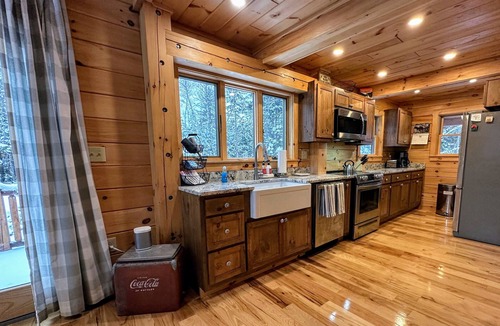 Twin Mountain Cabin | New Cozy and Private Log Cabin minutes from Bretton Woods, Cannon, Bethlehem. Pet friendly!
