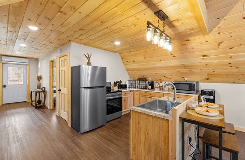 Cold Brook Cabin | NEW creekside Home w Firepit BBQ Kayak Pets