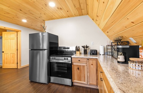 Cold Brook Cabin | NEW creekside Home w Firepit BBQ Kayak Pets