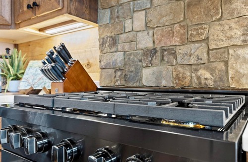 Mineral Bluff Cabin | NEW! Heated Pool + Sauna + Dog-Friendly