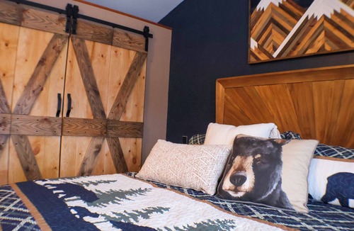 Naples Cabin | NEW! Hot Tub Ski Lodge Near Bristol & Hunt Hollow. Finger Lakes, Games & Firepit