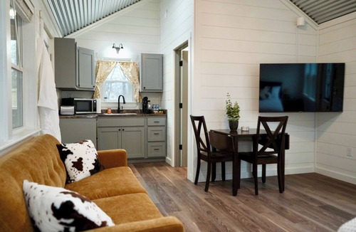 Ardmore Cabin | NEW! Hot Tub w/King Bed. Clean Couples Getaway Cabin Near Casino & Lake Murray.
