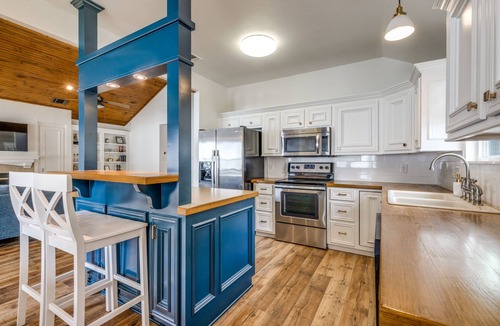 Gun Barrel City House | New Lakefront Home-Private Dock on Open Deep Water in Convenient Loc Cul de sac